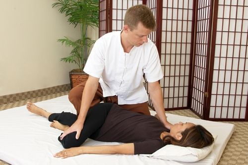 masaj thailandez - rasucirea coloanei vertebrale in pozitia culcat